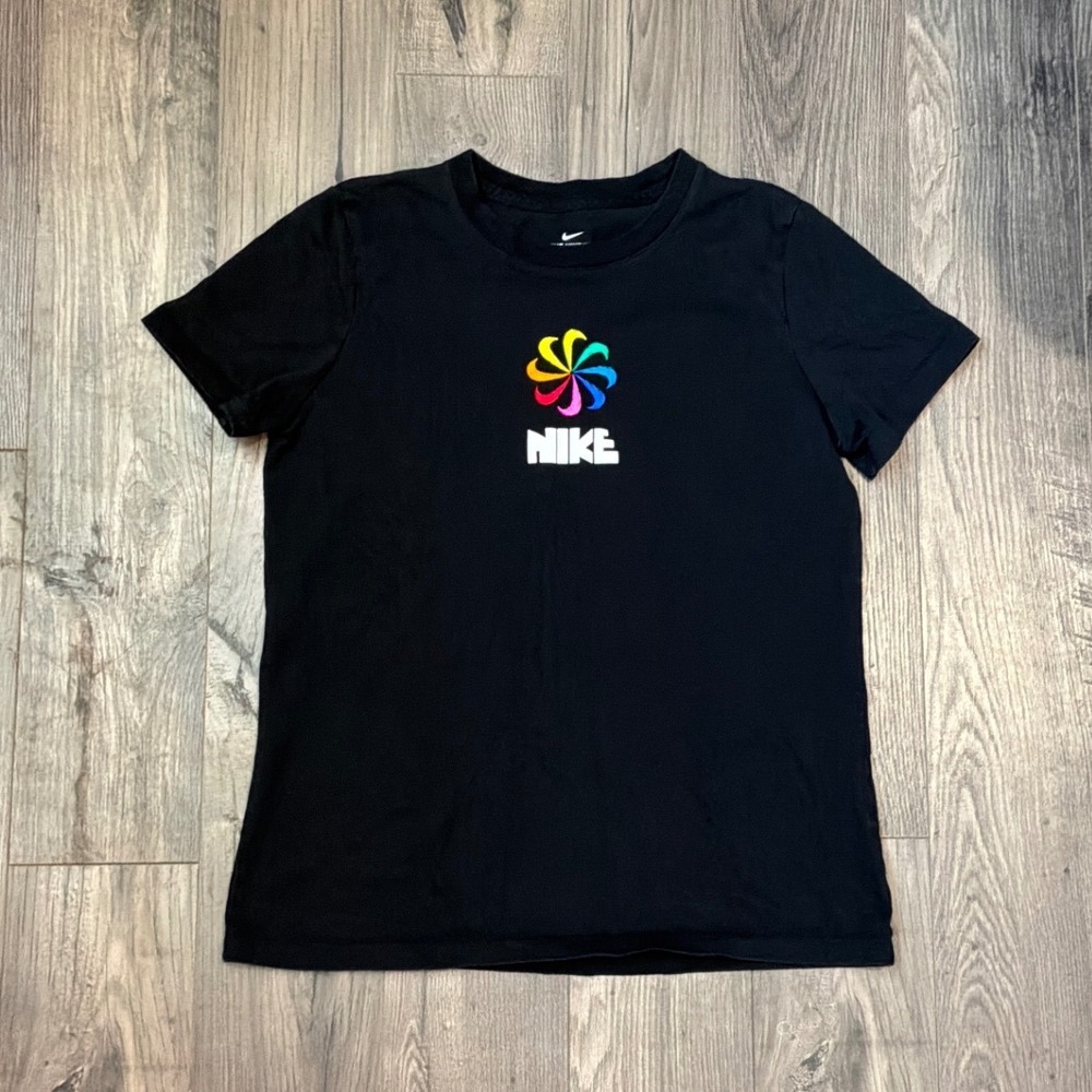Nike Mens Black Graphic Tee Rainbow Pinwheel Logo Short Sleeve Shirt Medium
